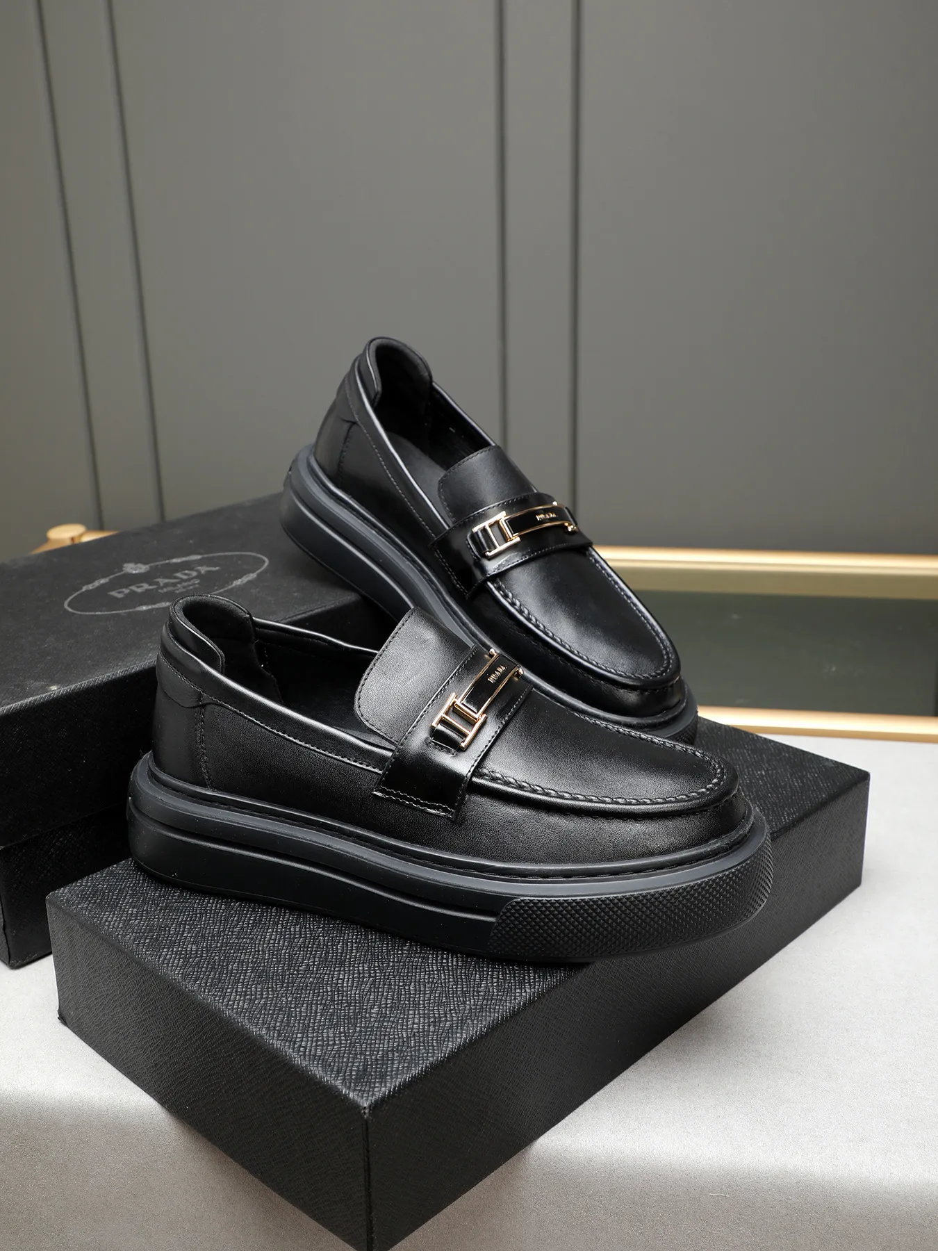 Men's Men's Shoes 💰500 Prada/Prada Men's new casual shoes, this upper is made of imported calfskin + sheep lining! The outsole is made of non-slip foam outsole, which feels good on your feet and is a fashionable and stylish item!  Size: 38-44 (45 customized)